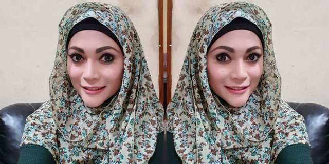 Netizen Puji Kecantikan Istri Charly Setia Band Berhijab