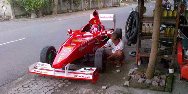 Cuma di Indonesia, Mobil Balap F1 ke Tambal Ban