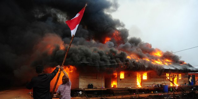 Mencekam! Pemukiman Warga Eks-Gafatar Dibakar Massa