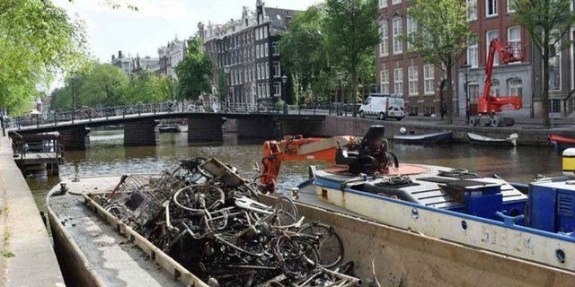 Memancing Sepeda, Wisata Unik dari Amsterdam