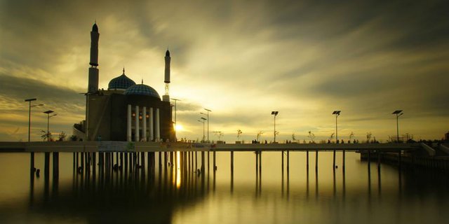 Nikmati Senja dari Masjid Terapung Pertama di Indonesia