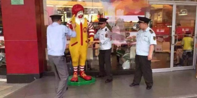 Heboh Polisi Tangkap Patung McDonald`s