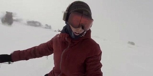 Asik Bermain Ski, Wanita Ini Tidak Sadar di Belakangnya Ada..