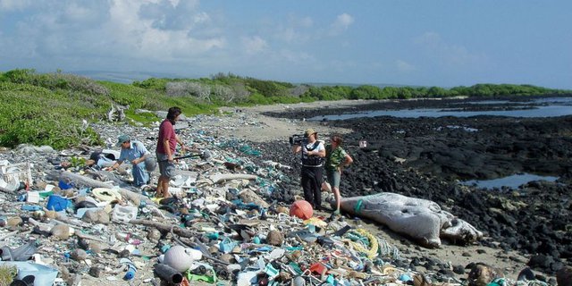 Miris, Pantai Indah Menjelma Jadi 'Tempat Sampah Raksasa'