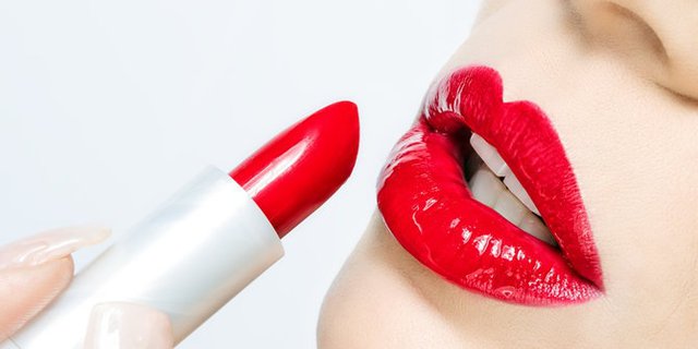 Krisnawati R: Tips Gunakan Lipstik untuk Bibir Menghitam