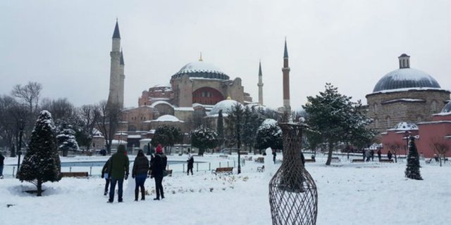 Muslim Desak Hagia Sophia Dibuka untuk Sholat