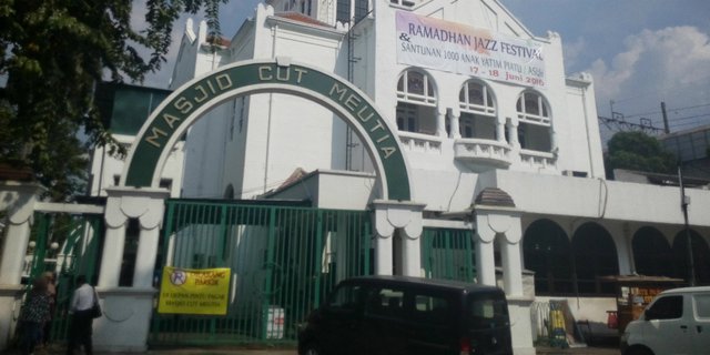 Masjid Cut Meutia, Gedung Bertingkat Pertama di Batavia