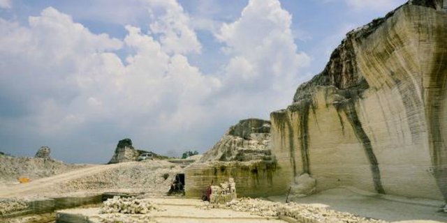 Bekas Tambang Menjelma Jadi Bukit Eksotis Incaran Turis