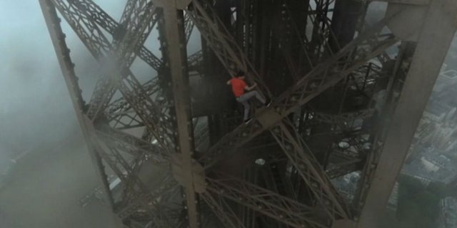 Aksi Mendebarkan, 3 Pemuda Panjat Eiffel Tanpa Pengaman