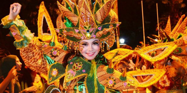 Penyelenggaraan karnaval batik di kota setiap tahun merupakan contoh upaya pembangunan masyarakat da