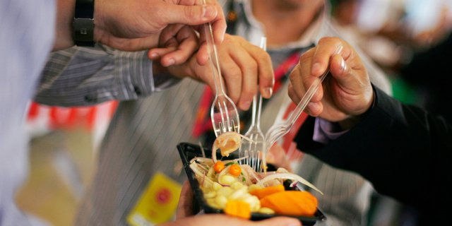 Pikir Dua Kali Sebelum Makan Snack Bareng di Kantor