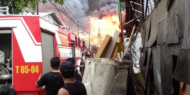 Kebakaran Duren Sawit, 15 Mobil Pemadam Dikerahkan