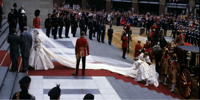 Kisah Mistik di Balik Baju Pengantin Putri Diana