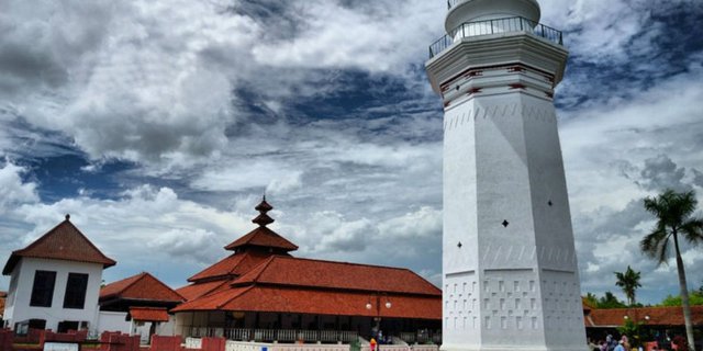 Masjid yang Jadi Tempat Favorit Para Peziarah di Jawa