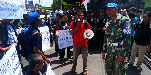 Wartawan Dipukuli dan Ditodong Pistol oleh Polisi