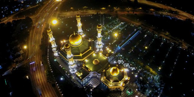 Dihiasi 29 Kubah Emas, Inilah Masjid Terbesar di Brunei