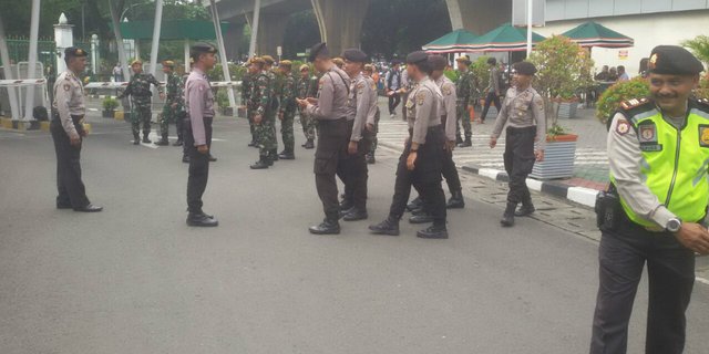 Demo 4 November, Stasiun Gambir Dijaga Polisi & Tentara