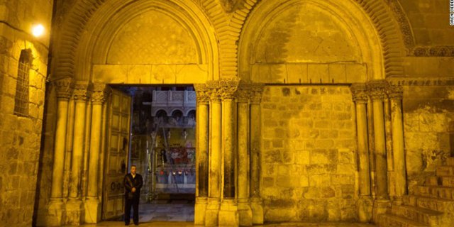 Kisah Muslim Penjaga Situs Suci Umat Kristen di Yerusalem
