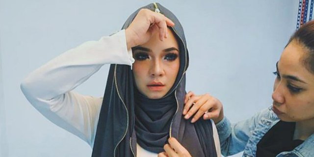 Hijab Artis Terkenal Ini Panen Kecaman, Kenapa?