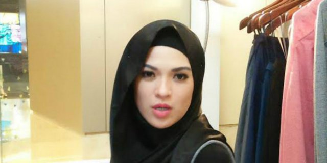 Totalitas Delia Septianti sebagai Desainer Hijab