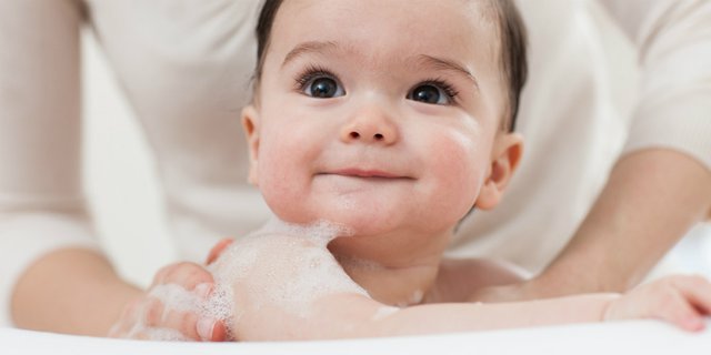 Tak Sekedar Bersih-Bersih, Ini Efek Penting Mandi Bagi Bayi