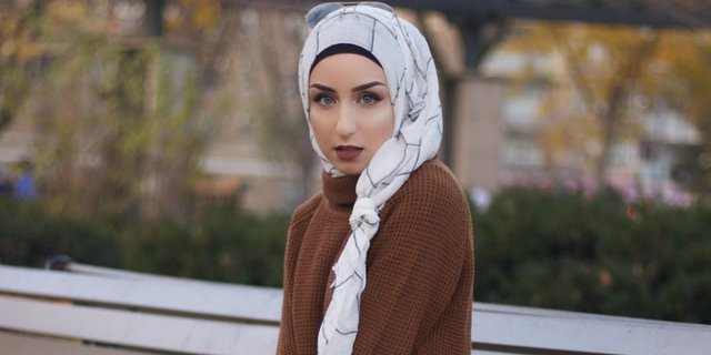 Jasmine Fares: Siasati 'Turtleneck' Agar Tak Terhalang Hijab