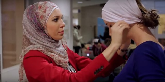 Inilah Reaksi Saat Wanita Non Muslim Mengenakan Hijab