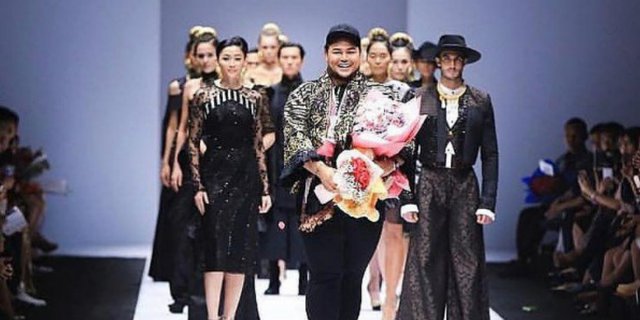 Gaun Mewah Ivan Gumawan Melenggang ke Ajang Miss Universe