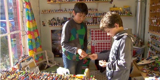 Bocah 12 Tahun Ini Sudah Punya Toko Lego Sendiri