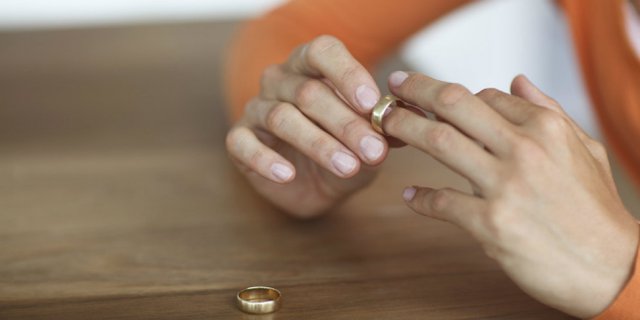 Ayu Anggarini: Berteman dengan Mantan Pacar Setelah Menikah