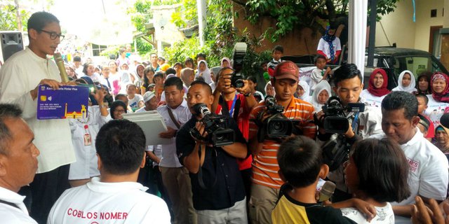 Takut Anak Putus Sekolah, Si Ibu Nangis di Depan Sandiaga Uno