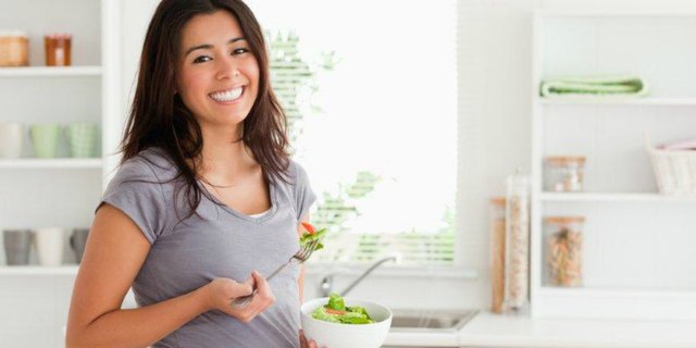 Makan Banyak Saat Hamil, Apa Dampaknya Bagi Janin?