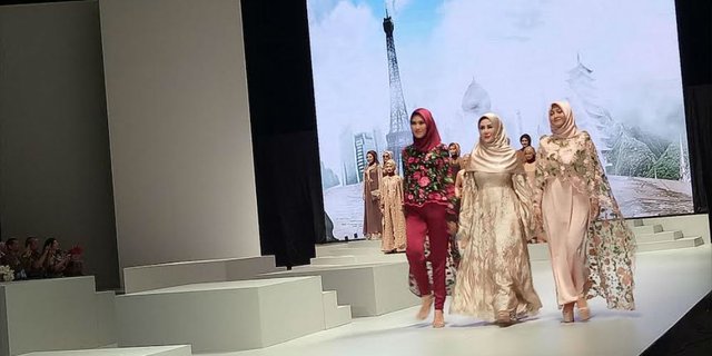 Ibunda Raffi Ahmad Luncurkan Label Busana Muslimah di IFW 2017