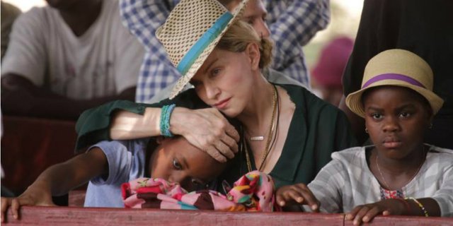Madonna Resmi Adopsi 2 Bocah Kembar Asal Malawi