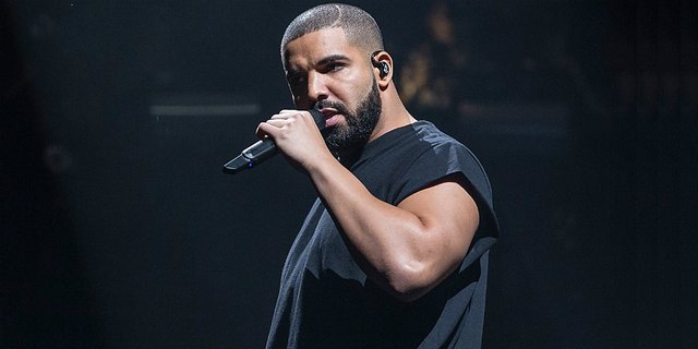 Disebut Minta Fans Lepas Hijab, Rapper Drake Angkat Bicara