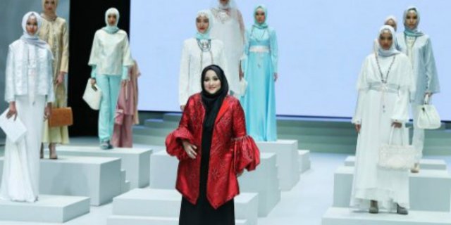'Drama' Anniesa Hasibuan di Panggung New York Fashion Week