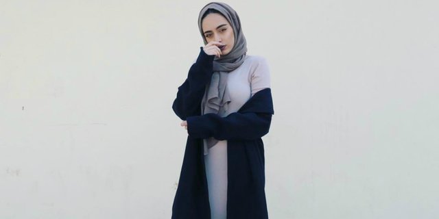 #HOTD: Dress dan 'Coat' Panjang Paduan Simpel Dina Sharif