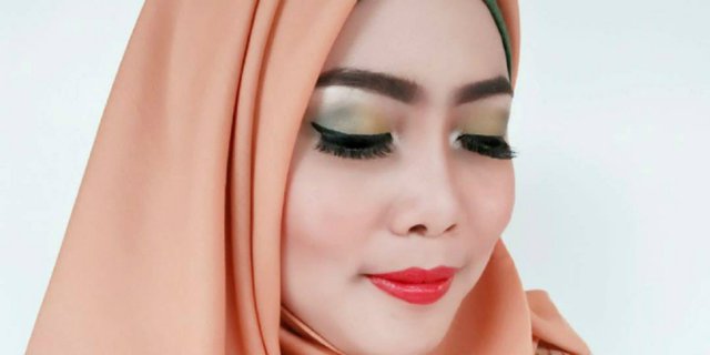 Tampil Playful dengan Eyeliner Warna-Warni