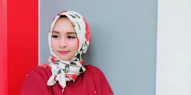Tampil Stylish dengan Hijab Motif Bunga ala Ellend