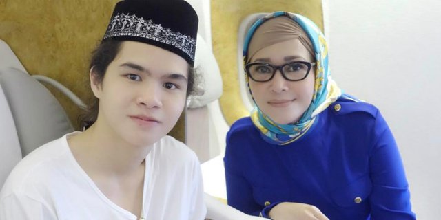 Cantiknya Maia Estianti Pakai Jilbab dan Ciput Poni Saat Umroh