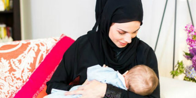 Trik Bikin Sibuk Si Kakak Saat Ibu Menyusui Adik Kecil