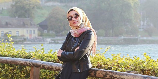 Tips Pakai Jaket Kulit untuk Hijaber