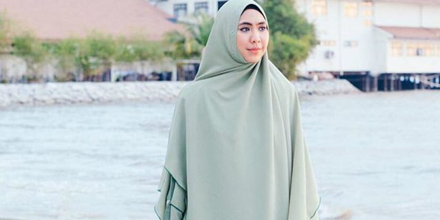 Deretan Artis yang Tetap Stylish dengan Busana Syari