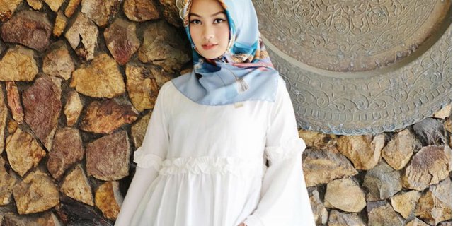 Intip Gaya Hijaber Pakai Outfit Putih Saat Musim Hujan