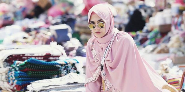 Pesona Vicky Shu Kenakan Busana Hijab Syari