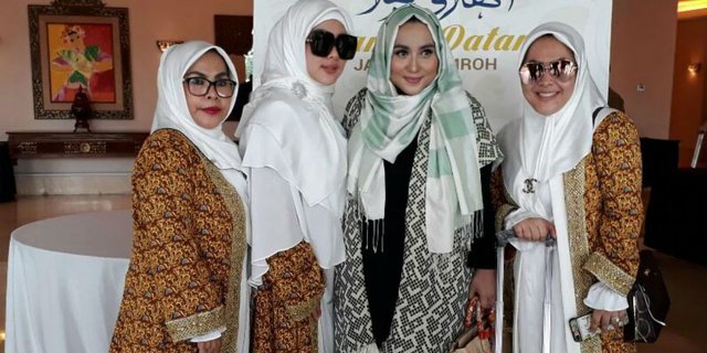 Syahrini Berangkatkan Umroh Asisten Rumah Tangganya