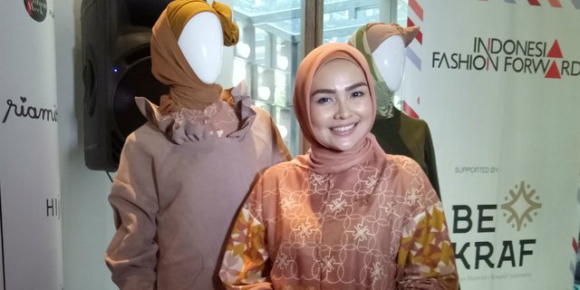 Ria Miranda Keluarkan Busana Hijab Lebaran Bernuansa Pastel