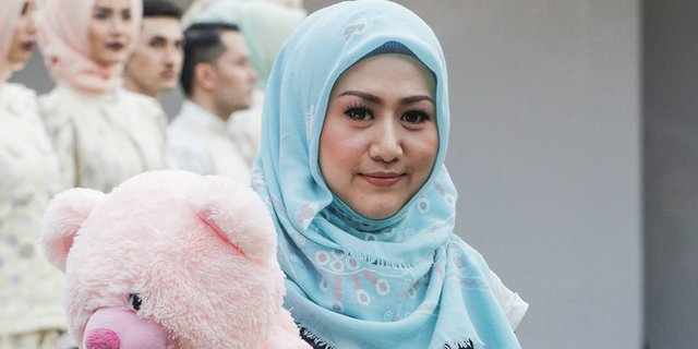 Tips Memadukan Pakaian Menutup Dada Ala Desainer Hijab