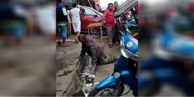 Foto Kakek Pungut Sampah Viral, Netizen Marah