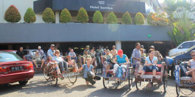 Heboh Belasan Turis Belanda Keliling Semarang Naik Becak